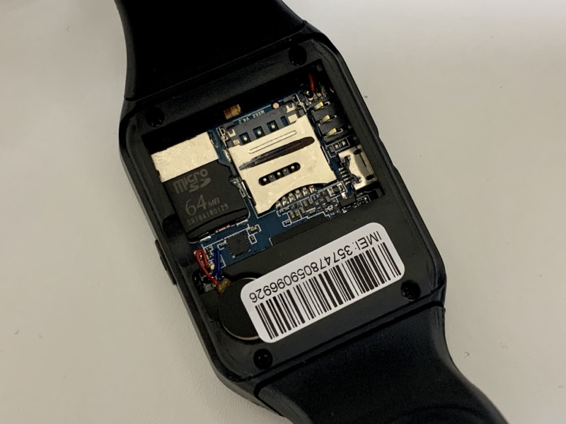 microSD カードは本体背面に設置